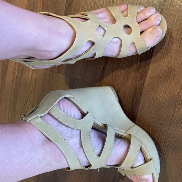 Tan Strappy Wedge Sandals with Back Zipper - Size 8 - Picture 4 of 4